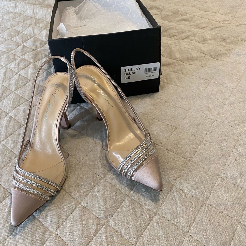 NEW IN THE BOX Betsey Johnson Eisley Pink Pumps - Picture 16 of 16